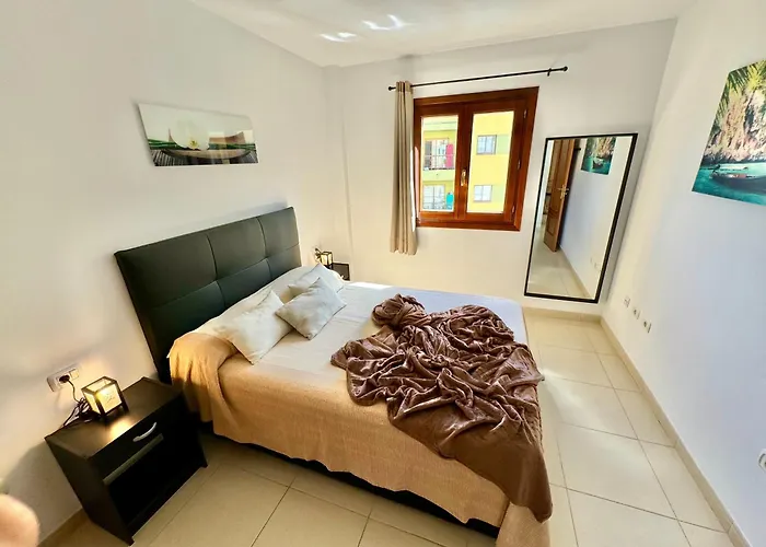 Mountain, Pool & Sea