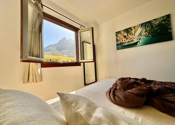 Mountain, Pool & Sea 蓬达德尔伊达尔戈