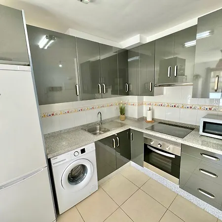 Mountain, Pool & Sea アパート